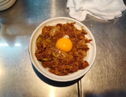 [きつねや]牛丼+生玉子(820円)[築地市場]